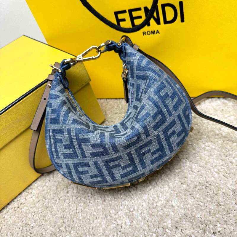 迷你新月包，仿牛仔布淺藍色布料材質，飾有FF圖案。飾有複古金色金屬FENDI字樣