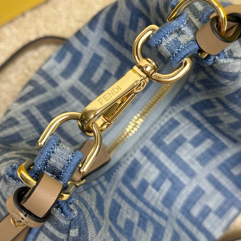 迷你新月包，仿牛仔布淺藍色布料材質，飾有FF圖案。飾有複古金色金屬FENDI字樣