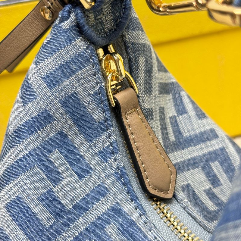 迷你新月包，仿牛仔布淺藍色布料材質，飾有FF圖案。飾有複古金色金屬FENDI字樣