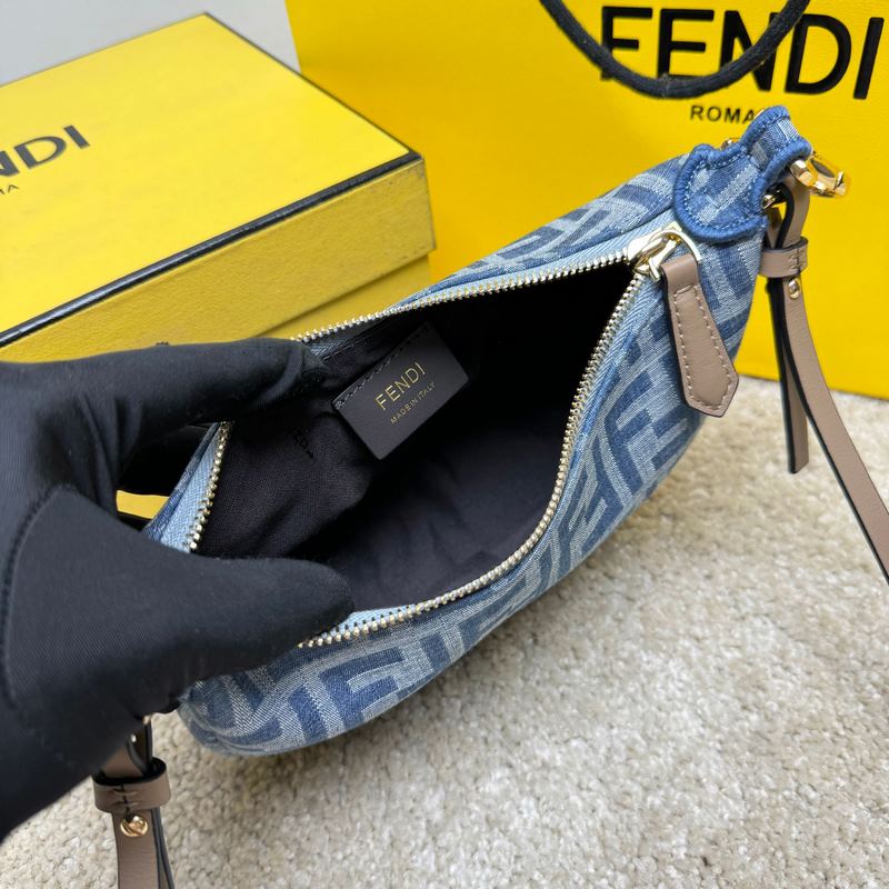 迷你新月包，仿牛仔布淺藍色布料材質，飾有FF圖案。飾有複古金色金屬FENDI字樣