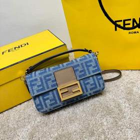 標志性Baguette小號手袋，淺藍色牛仔布料材質(zhì)，飾有FF圖案，采用米色小牛皮