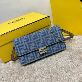 緊湊型Baguette皮夾，飾有翻蓋和FF搭扣。內(nèi)部隔層有六個卡槽。雙肩帶，其中