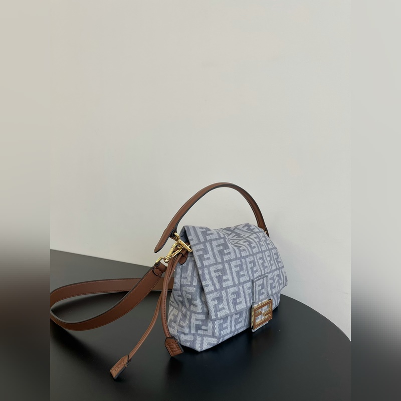 Fendi丹甯系列mama 法棍包！雙F繡花結合複古牛仔元素和現代設計，輕松打造