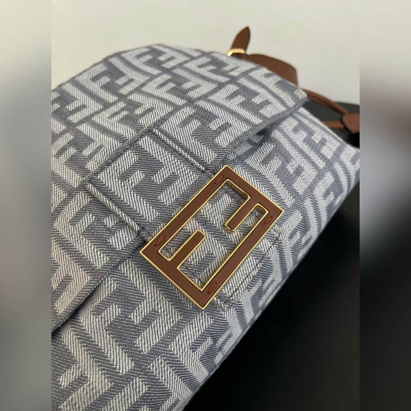 Fendi丹甯系列mama 法棍包！雙F繡花結合複古牛仔元素和現代設計，輕松打造