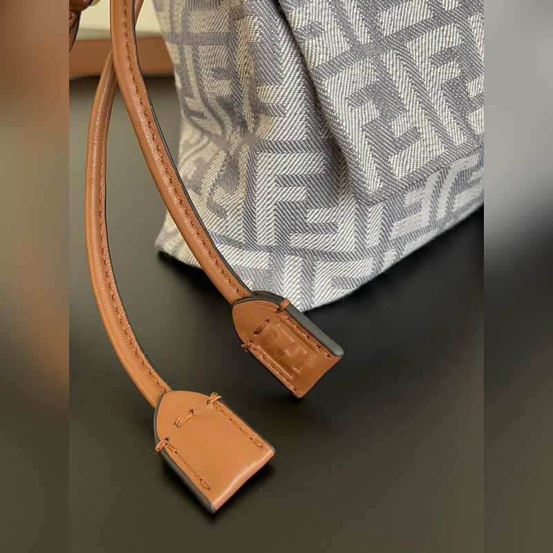 Fendi丹甯系列mama 法棍包！雙F繡花結合複古牛仔元素和現代設計，輕松打造