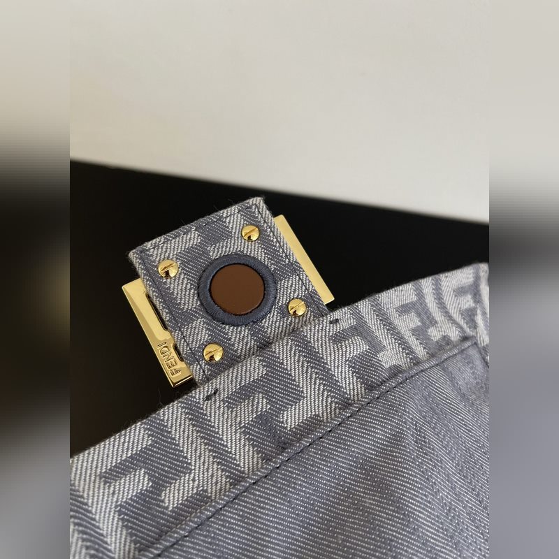 Fendi丹甯系列mama 法棍包！雙F繡花結合複古牛仔元素和現代設計，輕松打造