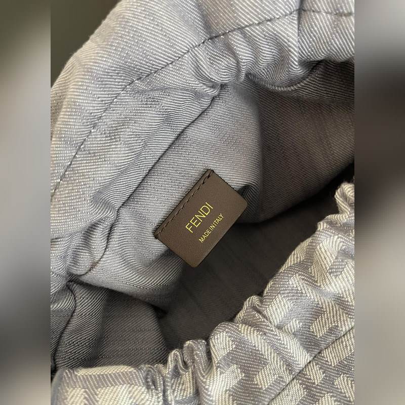 Fendi丹甯系列mama 法棍包！雙F繡花結合複古牛仔元素和現代設計，輕松打造