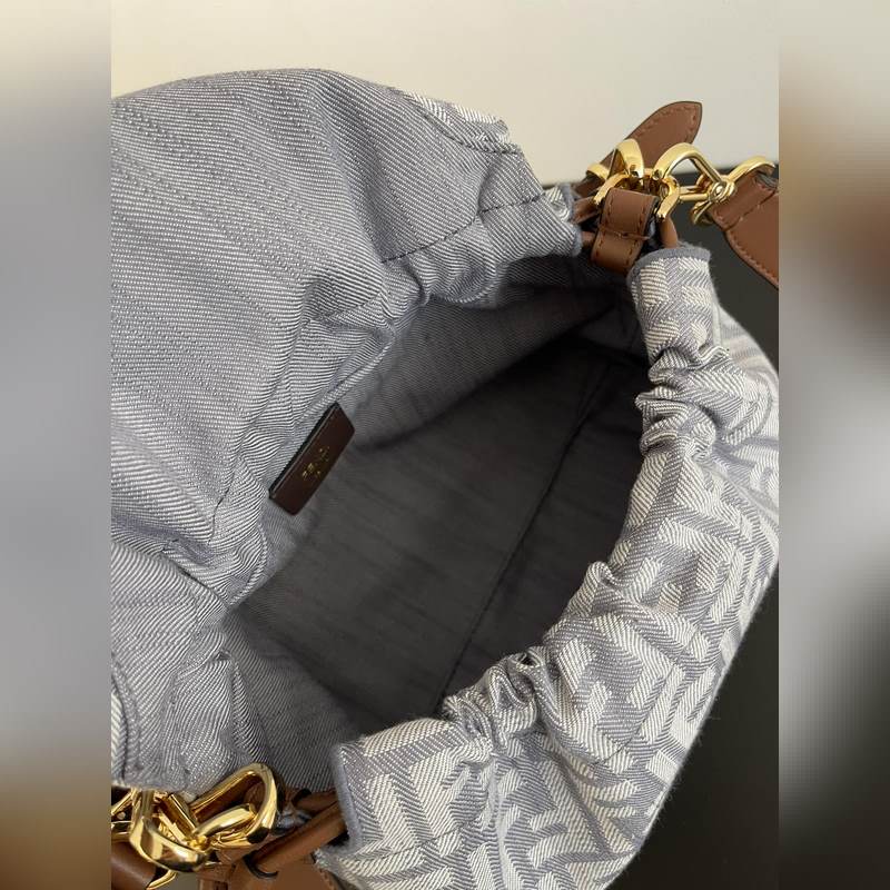 Fendi丹甯系列mama 法棍包！雙F繡花結合複古牛仔元素和現代設計，輕松打造