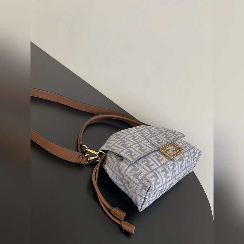 Fendi丹甯系列mama 法棍包！雙F繡花結合複古牛仔元素和現代設計，輕松打造