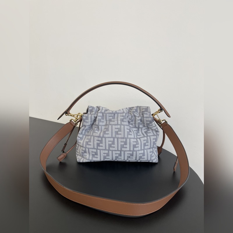 Fendi丹甯系列mama 法棍包！雙F繡花結合複古牛仔元素和現代設計，輕松打造