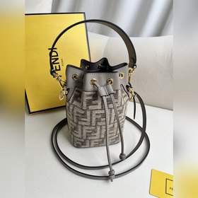 鴿子灰布 Mon Tresor 淺蘭皮革迷你手袋更多細節(jié) Mon Tresor小