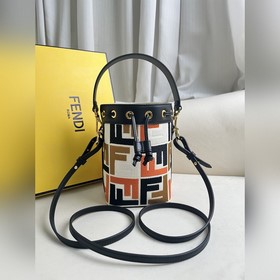 彩色繡 Mon Tresor 淺蘭皮革迷你手袋更多細節(jié) Mon Tresor小號