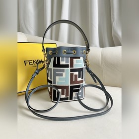 藍色布 Mon Tresor 淺蘭皮革迷你手袋更多細節(jié) Mon Tresor小號