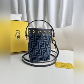 藍色布 Mon Tresor 淺蘭皮革迷你手袋更多細節(jié) Mon Tresor小號