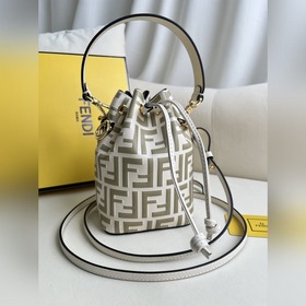 白色壓花 Mon Tresor 淺蘭皮革迷你手袋更多細節(jié) Mon Tresor小