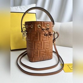 棕色壓花 Mon Tresor 淺蘭皮革迷你手袋更多細節(jié) Mon Tresor小