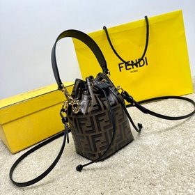 芬家最新得力作品，當中複古FF字母凸紋印花標志最為出色，也是芬家最經(jīng)典花紋，深受