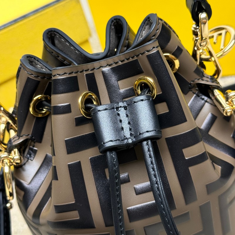 芬家最新得力作品，當中複古FF字母凸紋印花標志最為出色，也是芬家最經典花紋，深受