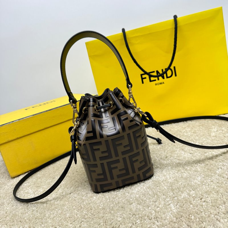 芬家最新得力作品，當中複古FF字母凸紋印花標志最為出色，也是芬家最經典花紋，深受