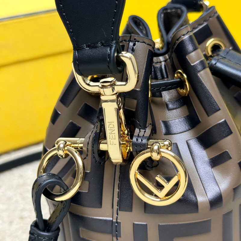 芬家最新得力作品，當中複古FF字母凸紋印花標志最為出色，也是芬家最經典花紋，深受