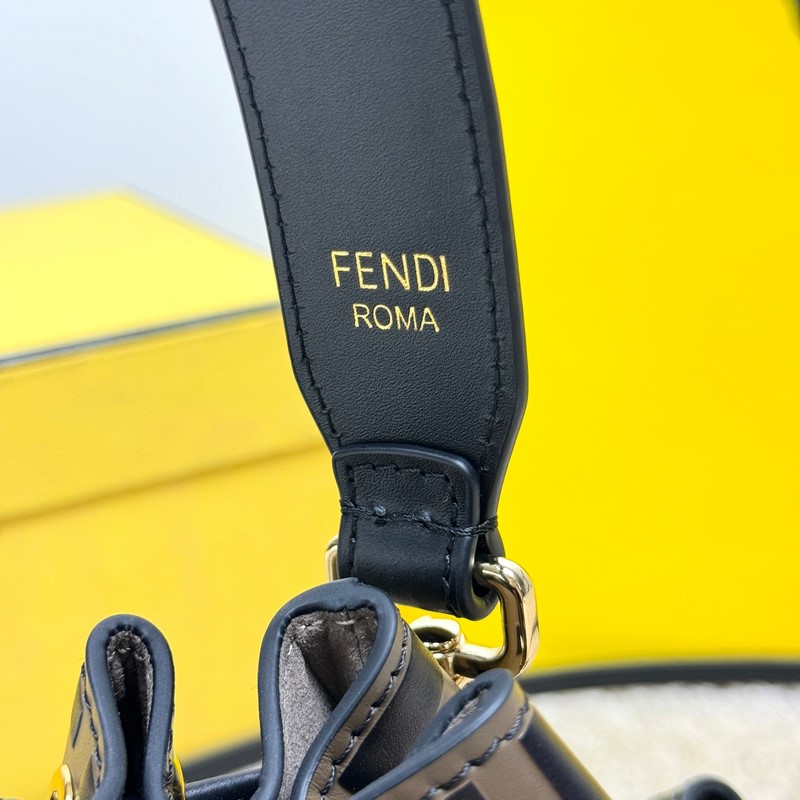 芬家最新得力作品，當中複古FF字母凸紋印花標志最為出色，也是芬家最經典花紋，深受