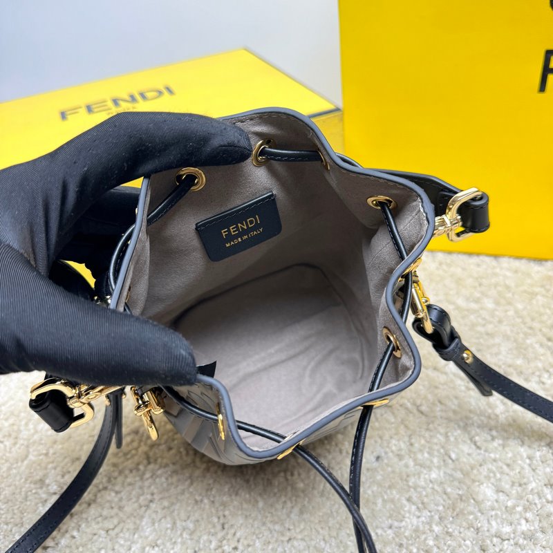 芬家最新得力作品，當中複古FF字母凸紋印花標志最為出色，也是芬家最經典花紋，深受