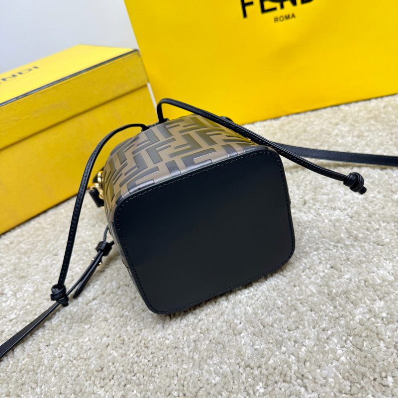 芬家最新得力作品，當中複古FF字母凸紋印花標志最為出色，也是芬家最經典花紋，深受