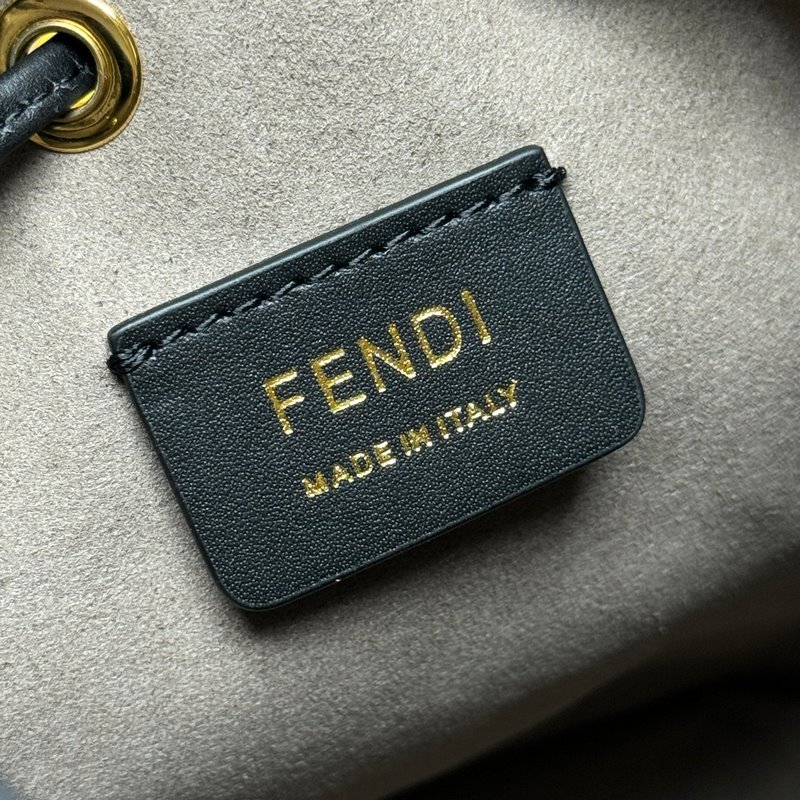 芬家最新得力作品，當中複古FF字母凸紋印花標志最為出色，也是芬家最經典花紋，深受