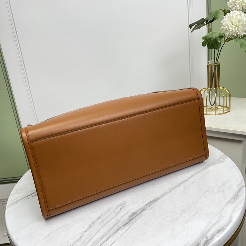 名稱：FENDI 托特包 品質(zhì)：頂級原單 型號：8866小號 顔色：棕色 配肩帶