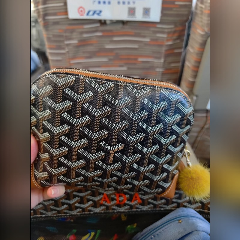 隨便扔進托特裡也不占位置的那種化妝洗漱包！