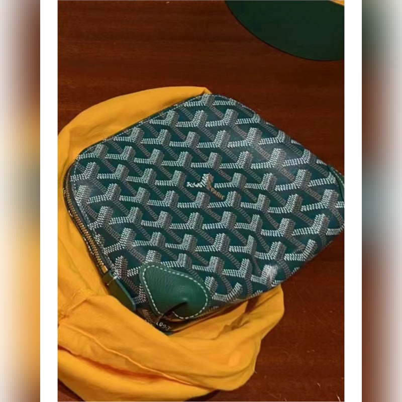 隨便扔進托特裡也不占位置的那種化妝洗漱包！