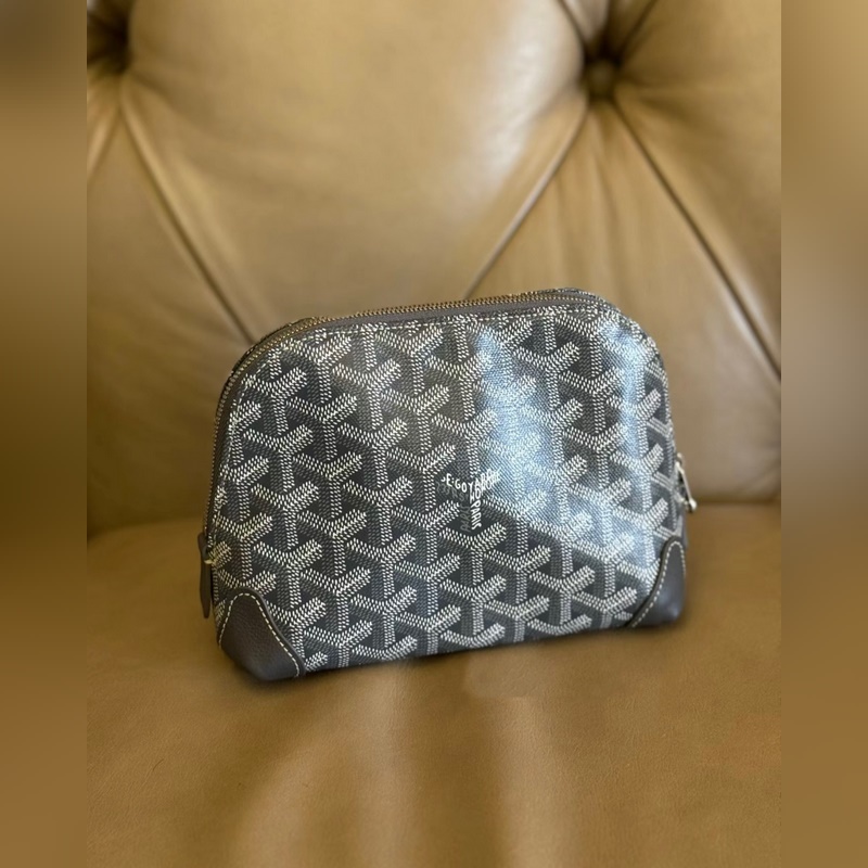 隨便扔進托特裡也不占位置的那種化妝洗漱包！