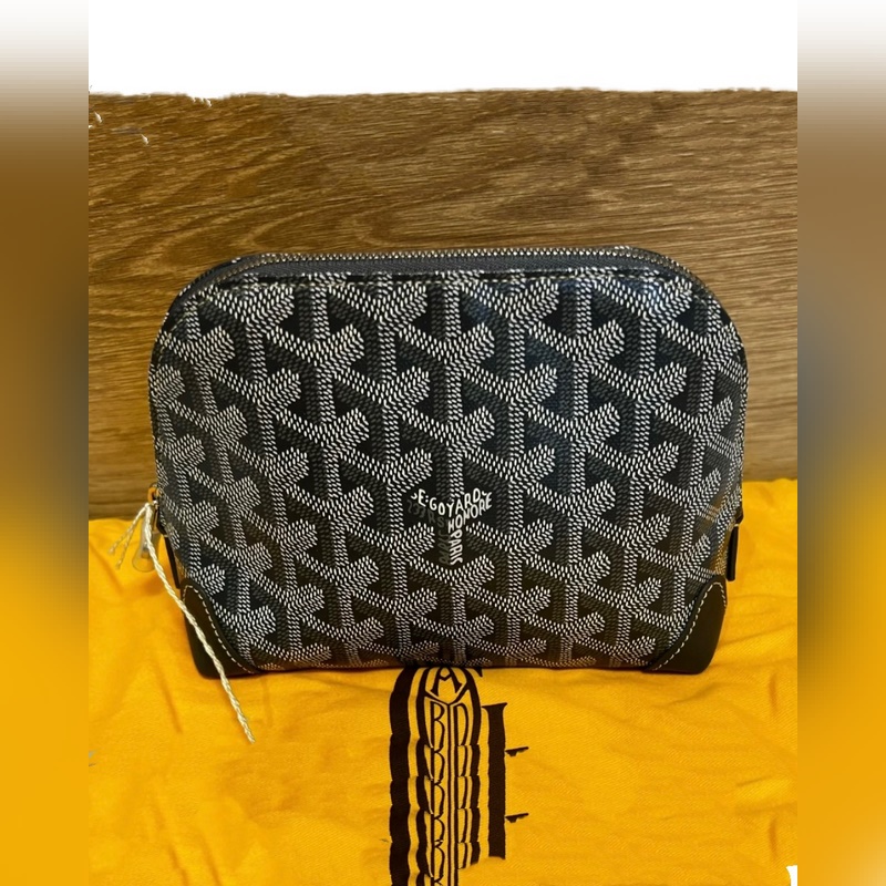 隨便扔進托特裡也不占位置的那種化妝洗漱包！