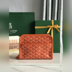 JOUVENCE小號洗漱包其名稱源于青春之泉，即神話中可以令人重返青春的泉水。柔