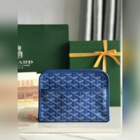 JOUVENCE小號洗漱包其名稱源于青春之泉，即神話中可以令人重返青春的泉水。柔