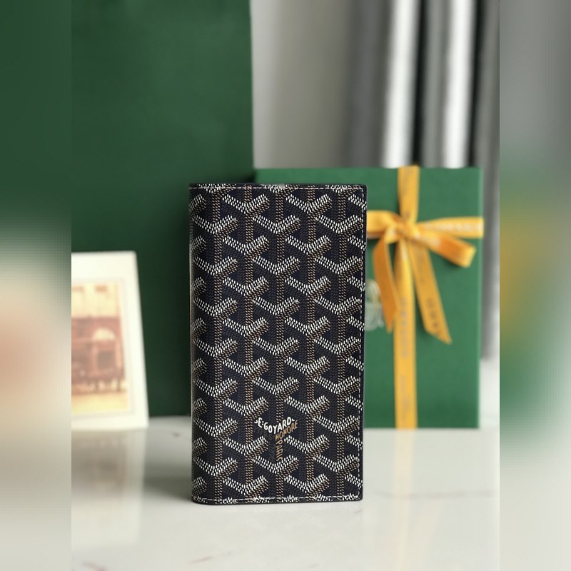 Saint-Lambert 是由Goyardine 帆布配頭層小牛皮精心制作而成