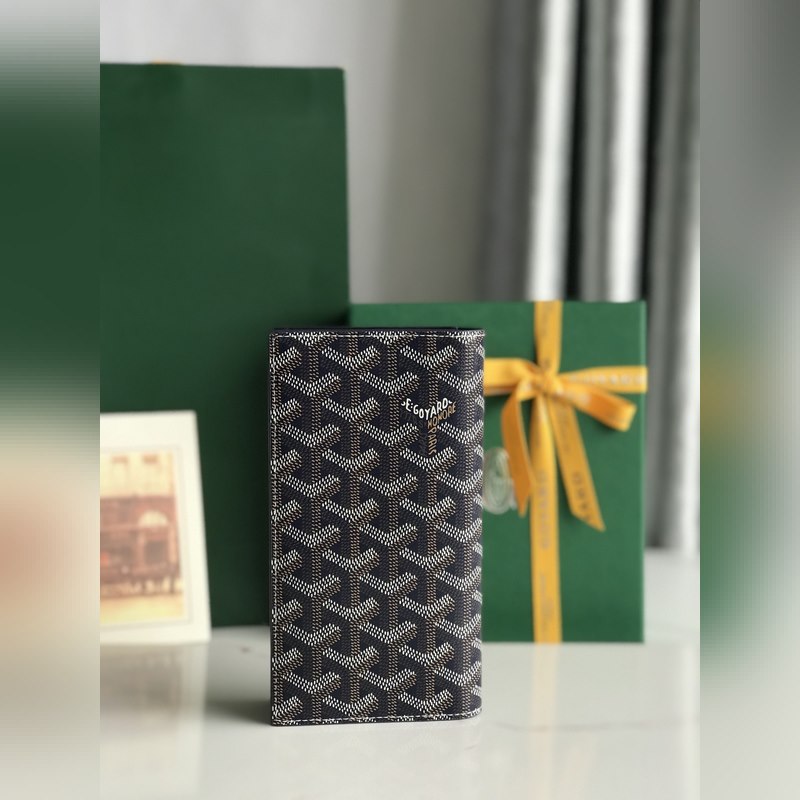 Saint-Lambert 是由Goyardine 帆布配頭層小牛皮精心制作而成