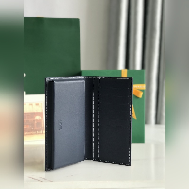 Saint-Lambert 是由Goyardine 帆布配頭層小牛皮精心制作而成