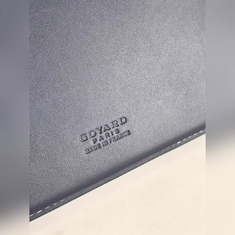 Saint-Lambert 是由Goyardine 帆布配頭層小牛皮精心制作而成
