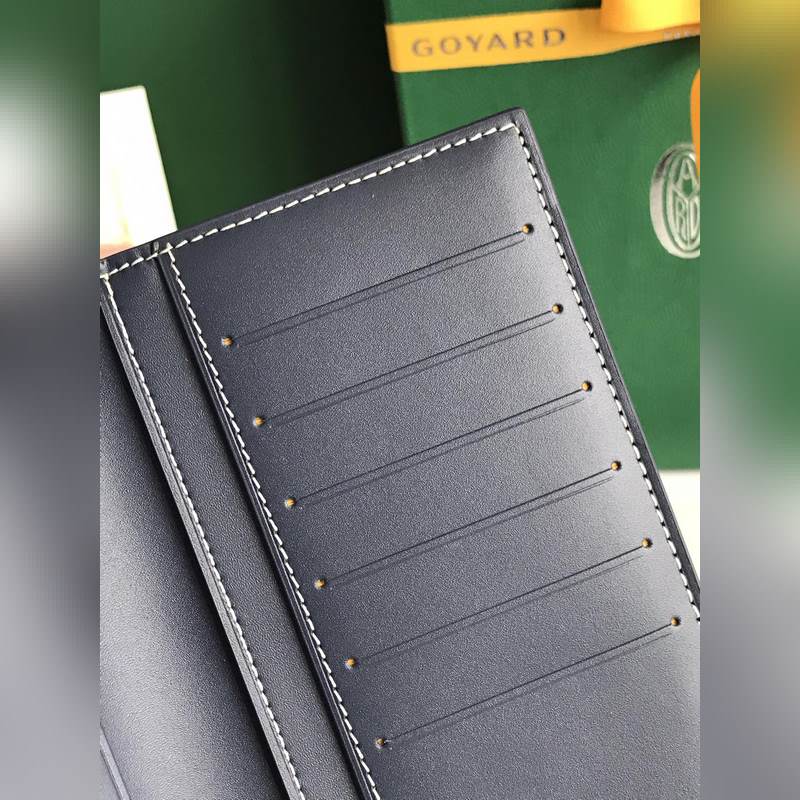 Saint-Lambert 是由Goyardine 帆布配頭層小牛皮精心制作而成
