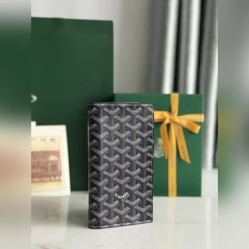 Saint-Lambert 是由Goyardine 帆布配頭層小牛皮精心制作而成