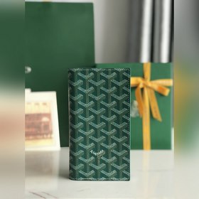 Saint-Lambert 是由Goyardine 帆布配頭層小牛皮精心制作而成