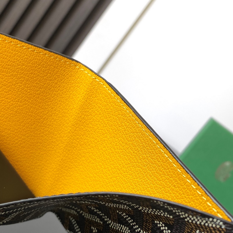 Saint-Florentin 錢包的款式精美小巧，可用于存放卡片、紙鈔、證件和