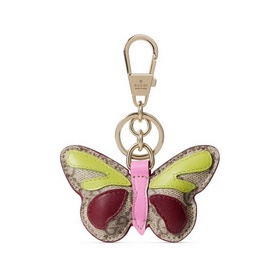 2026早秋系列推出多款配飾，卓力揚(yáng)顯活力主題。這款鑰匙扣采用GG字母交織圖案塗