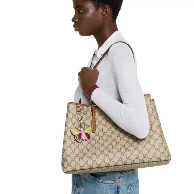 2026早秋系列推出多款配飾，卓力揚顯活力主題。這款鑰匙扣采用GG字母交織圖案塗