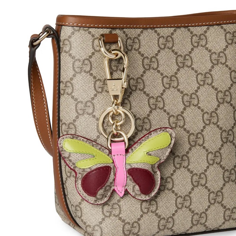 2026早秋系列推出多款配飾，卓力揚顯活力主題。這款鑰匙扣采用GG字母交織圖案塗