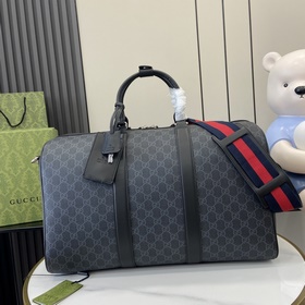 配全套原廠綠色禮品袋 GG旅行包。經典GG Supreme帆布以質地柔軟且富有延