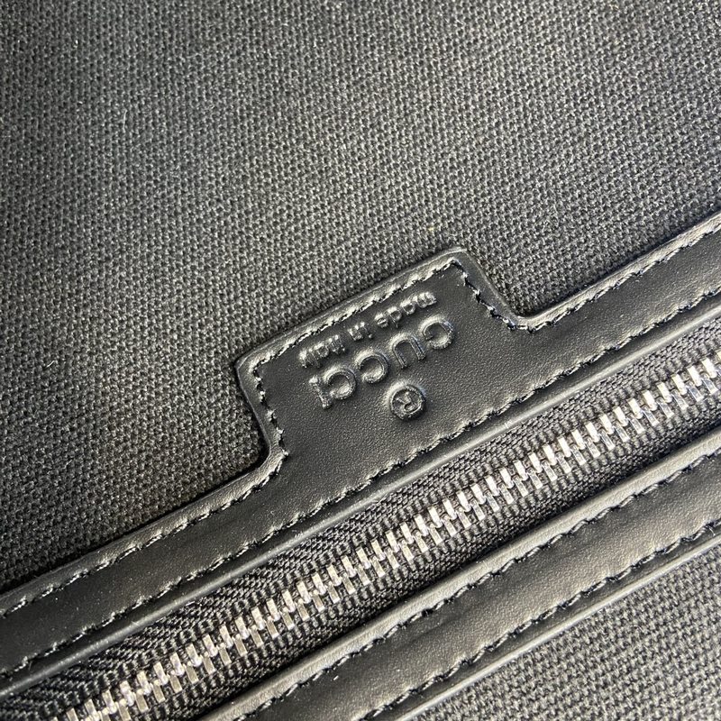 配全套原廠綠色禮品袋 GG旅行包。經典GG Supreme帆布以質地柔軟且富有延