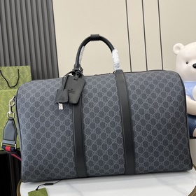 配全套原廠綠色禮品袋 GG旅行包。經典GG Supreme帆布以質地柔軟且富有延