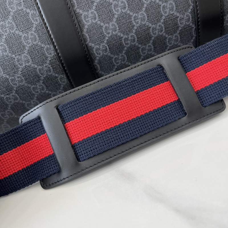 配全套原廠綠色禮品袋 GG旅行包。經典GG Supreme帆布以質地柔軟且富有延